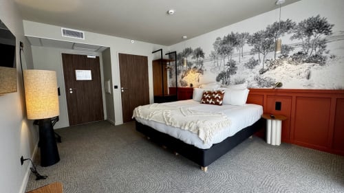 Spacieuse chambre PMR avec lit king à l'Hôtel des Quatre Saisons à Guérande, fresque paysagère et équipements modernes