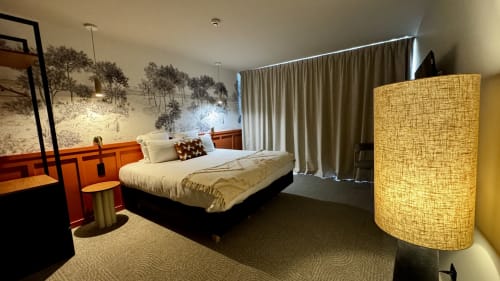 Chambre King accessible de luxe à l'Hôtel des Quatre Saisons à Guérande avec décoration moderne, fresques nature et design contemporain