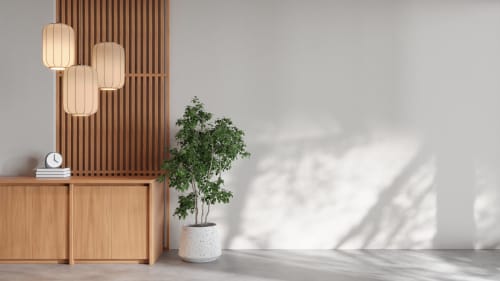 Lobby minimaliste de La Grange Aux Etangs avec mobilier en bois, lanternes en papier et plante en pot à Sennely