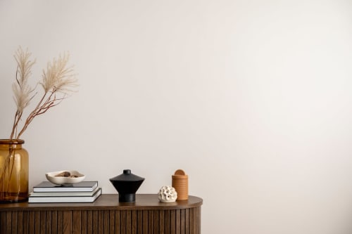 Commode épurée en bois avec objets de décoration et herbes de la pampa dans un vase ambre à La Grange Aux Étangs, Sennely