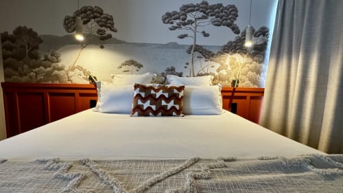 Chambre luxueuse à l'Hôtel des Quatre Saisons à Guérande avec lit king, fresque côtière et mobilier élégant