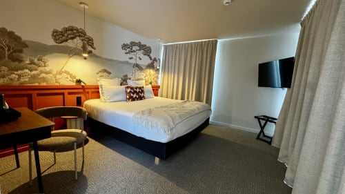 Chambre accessible à l'Hôtel des Quatre Saisons à Guérande avec lit king-size, télévision écran plat et décoration moderne