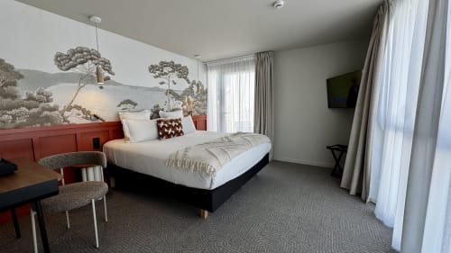 Chambre king accessible à l'Hôtel des Quatre Saisons à Guérande avec terrasse, mobilier moderne et inspiration nature