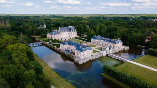 Le château de luxe La Grange Aux Etangs entouré de douves et de forêts à Sennely, France