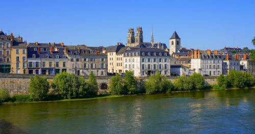 Pittoresque ville fluviale historique avec cathédrale, bâtiments colorés et pont de pierre près de Sennely