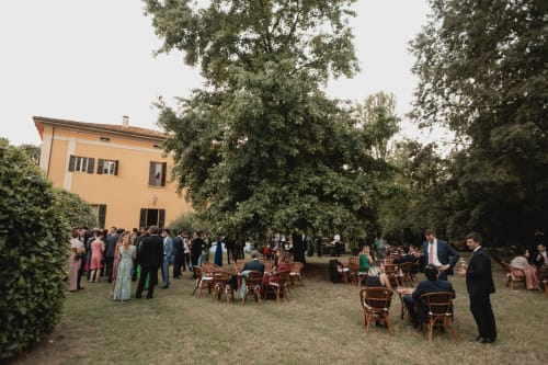 Ricevimento di nozze all'aperto a Palazzo Bonfiglioli a San Giovanni in Persiceto con ospiti, giardino e villa gialla
