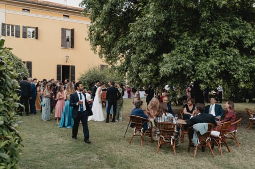 Ricevimento di nozze nel parco di Palazzo Bonfiglioli, San Giovanni in Persiceto, con ospiti che si intrattengono sul prato