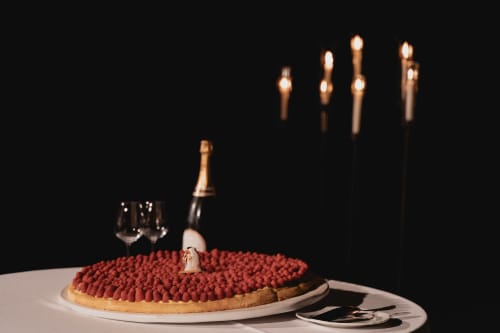 Elegante tavolo dei dolci a Palazzo Bonfiglioli con champagne, candele e crostata ai frutti di bosco a San Giovanni in Persiceto