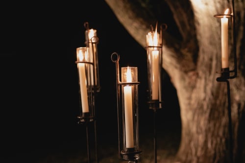 Candele illuminate in portacandele di vetro a Palazzo Bonfiglioli, San Giovanni in Persiceto