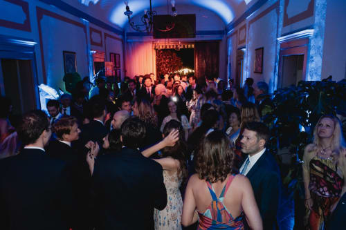 Elegante serata di gala a Palazzo Bonfiglioli, San Giovanni in Persiceto, con ospiti in abito formale che ballano e festeggiano