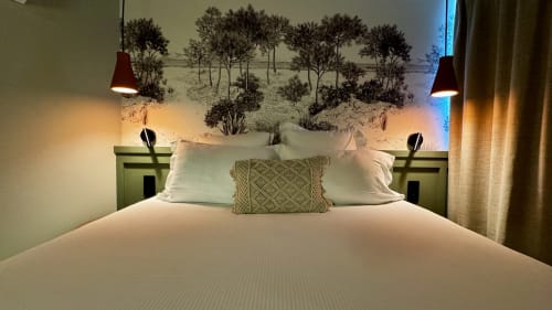 Chambre moderne avec lit queen au Hôtel des Quatre Saisons à Guérande, parure blanche, fresque nature et luminaires suspendus