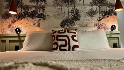 Chambre de luxe avec lit king-size à l'Hôtel des Quatre Saisons à Guérande, literie moderne et oreillers décoratifs