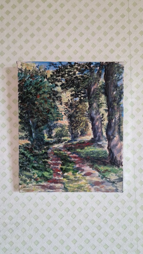 Sentier forestier avec grands arbres et lumière tamisée à l'Hôtel Rose, vue de la chambre riverside Beauvoir