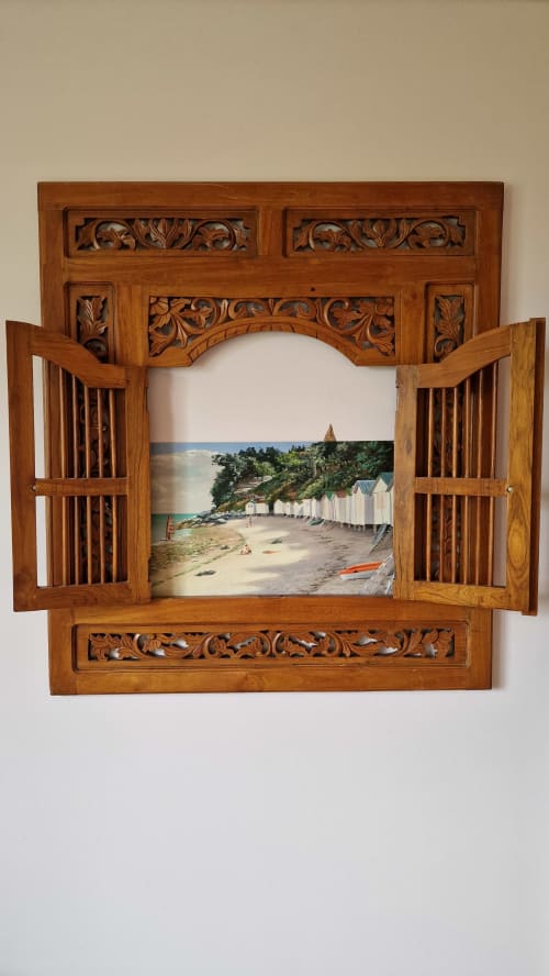 Cadre de fenêtre orné en bois affichant une scène de cabine de plage à l'Hôtel Rose, Beauvoir
