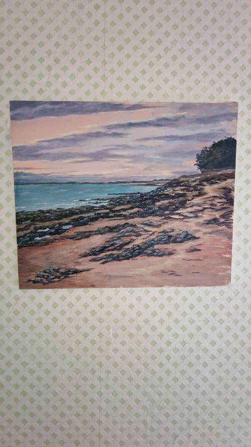 Plage rocheuse au coucher de soleil avec eaux turquoise et falaises lointaines près de Beauvoir, France