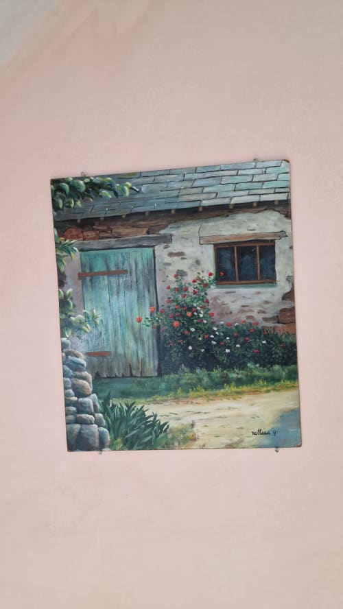 Charmant tableau d'une maison avec porte turquoise et fleurs rouges à l'Hôtel Rose, Beauvoir