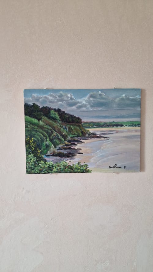 Paysage côtier peint avec falaises verdoyantes, plage de sable et village lointain à l'Hôtel Rose, Beauvoir