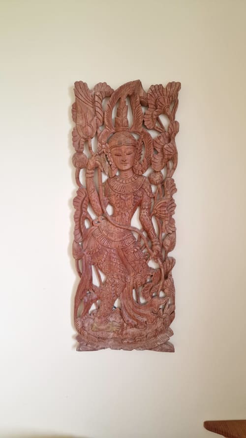 Sculpture en relief en bois sculpté représentant une divinité d'Asie du Sud-Est à l'Hôtel Rose, Beauvoir France