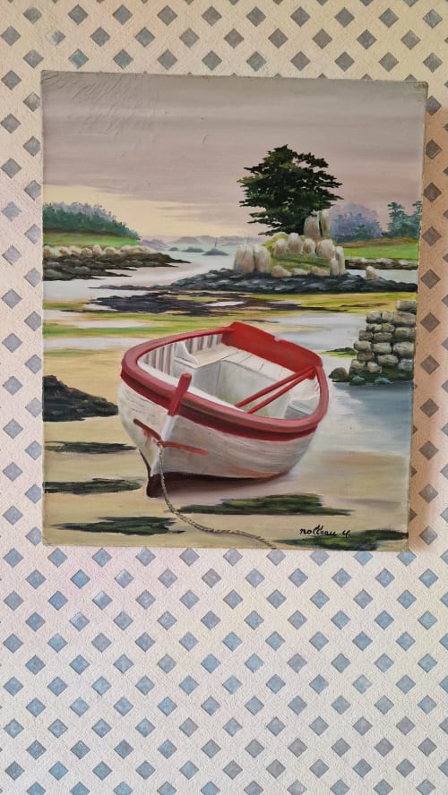 Barque rouge et blanche échouée sur le sable avec paysage fluvial pittoresque, œuvre peinte pour l'Hôtel Rose Beauvoir