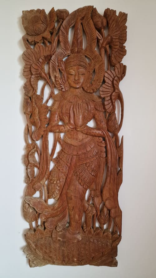 Panneau bois sculpté avec divinité thaïe et motifs floraux ornementaux à l'Hôtel Rose, Beauvoir