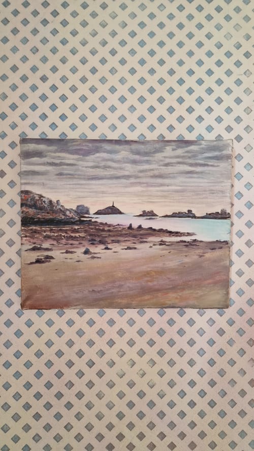 Paysage côtier peint à l'Hôtel Rose Beauvoir, avec rivage rocheux et phare au loin