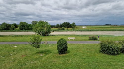 Hôtel Rose, prairie riveraine à Beauvoir avec pelouse verdoyante, arbres et vue paisible sur le canal