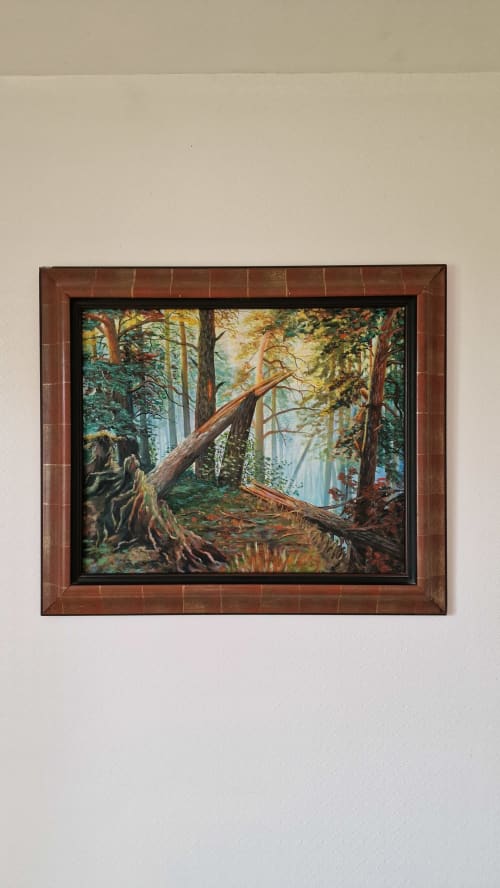 Peinture de paysage forestier avec troncs tombés et grands arbres, encadrement en bois à l'Hôtel Rose, Beauvoir