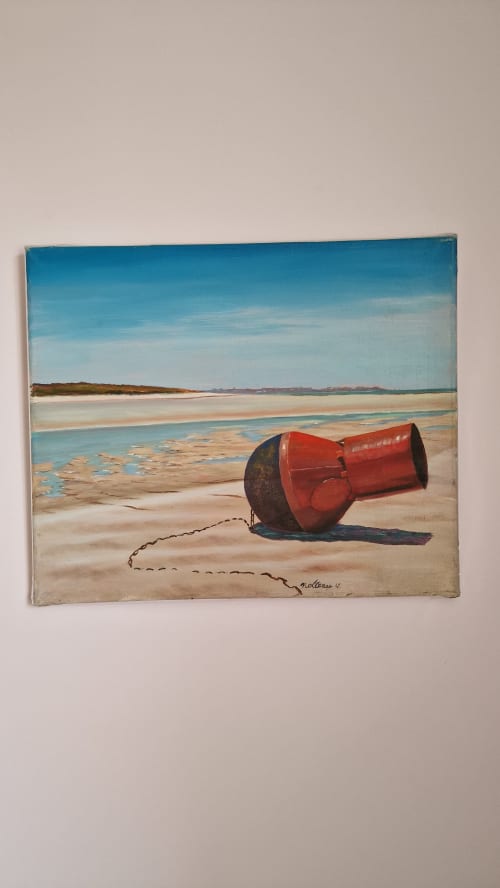 Bouée rouge sur la plage de sable à l'Hôtel Rose, Beauvoir avec vue sur la rivière et ciel bleu