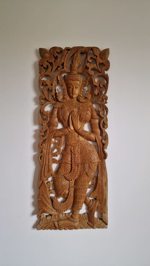 Bas-relief en bois sculpté orné représentant une divinité asiatique à l'Hôtel Rose, Beauvoir