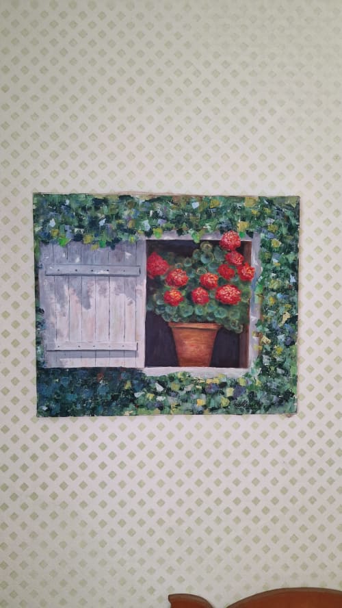 Tableau peint charmant avec fleurs rouges en pot en terre cuite près d'une porte en bois, mur couvert de lierre à l'Hôtel Rose, Beauvoir