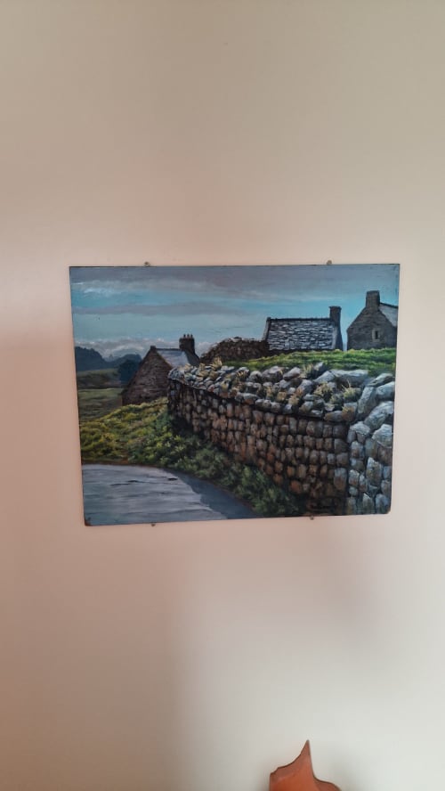 Mur de pierre et maisons de charme surplombant la campagne verdoyante de l'Hôtel Rose, Beauvoir France