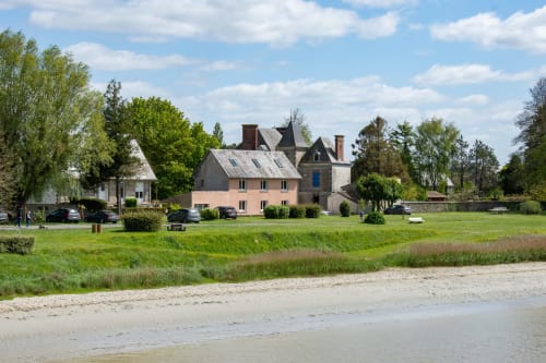 Hôtel Rose à Beauvoir, France : hôtel au bord de l'eau avec chambres communicantes, parc verdoyant et vue sur la rivière