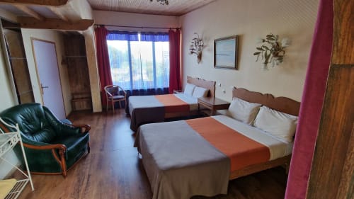 Chambre accessible en bord de rivière à l'Hôtel Rose, Beauvoir avec deux lits, fenêtres vue rivière et coin détente confortable