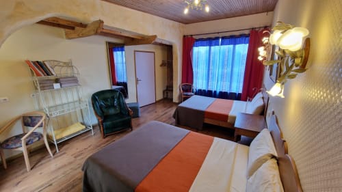 Chambre accessible au bord de la rivière à l'Hôtel Rose à Beauvoir avec lits jumeaux, vue sur la rivière et aménagement adapté aux fauteuils roulants