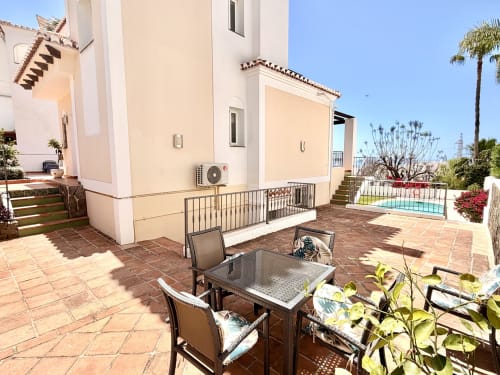 Terraza soleada de Villa Sienna en Nerja con vistas al mar, mobiliario de descanso y arquitectura mediterránea