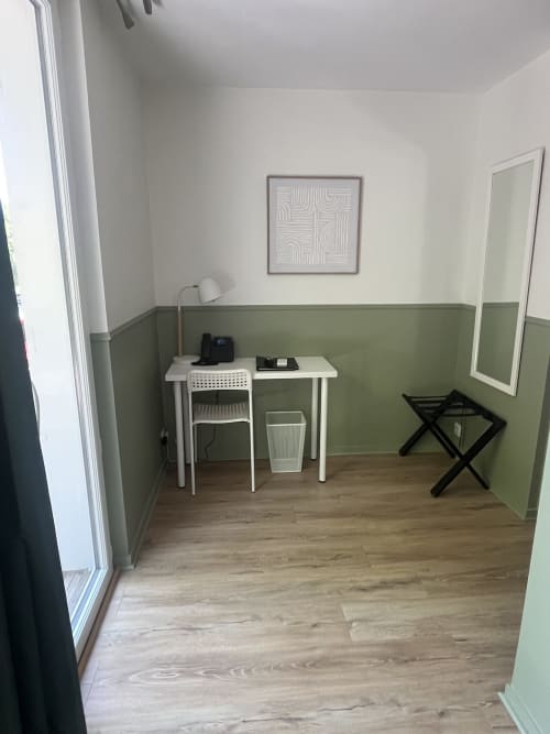 Petit bureau de travail dans la Chambre 4 de l'Auberge de la Pointe à Soustons, décor vert et blanc