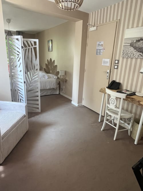 Chambre 6 à L'Auberge de la Pointe, Soustons : spacieuse avec lit, bureau et papier peint rayé