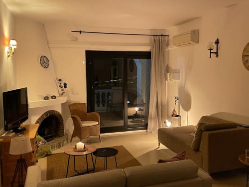 Lujosa sala de estar en Nerja con vistas al mar, cómodos asientos, TV y comodidades modernas