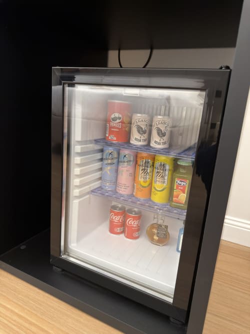 Minibar della camera Luminis a Maison Riviera Reggio di Calabria, fornito di bevande e snack