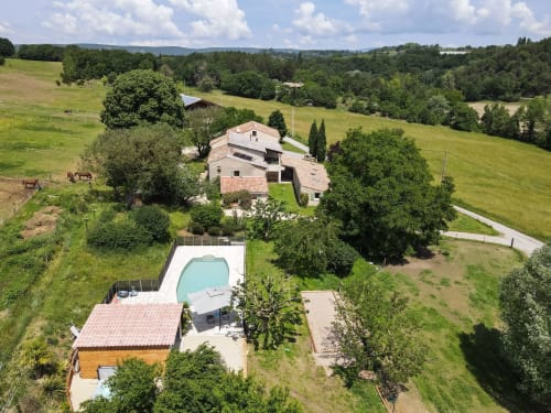 Vue aérienne du Domaine Bellavigne Gîtes et Spa avec piscine, maison principale et jardins à Forcalquier