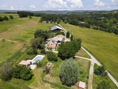 Vue aérienne du domaine Bellavigne avec gîtes, piscine, bâtiments et espaces verts à Forcalquier
