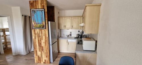 Cuisine en bois clair avec armoires crème, électroménagers en acier inoxydable et salle à manger de l'appartement O SOLEIL, Saint-Cyr-Sur-Mer
