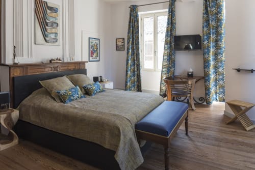 Chambre spacieuse au Gîte Le Clos Saint Maurin à Saint Maurin avec lit, rideaux bleu motifs et boiseries