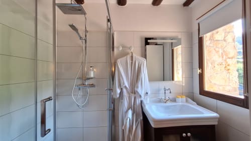 Salle de bains moderne de la Chambre Géranium à La Bergerie Du Moulin, Taradeau avec douche vitrée, baignoire et lumière naturelle