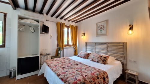 Chambre Géranium à La Bergerie Du Moulin, Taradeau - Chambre douillette avec parure florale, poutres apparentes, salle de bain attenante