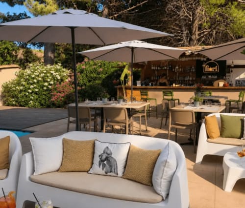 Terrasse extérieure du Tamaricciu Di Cala Rossa avec salon de détente, parasols et bar à Lecci