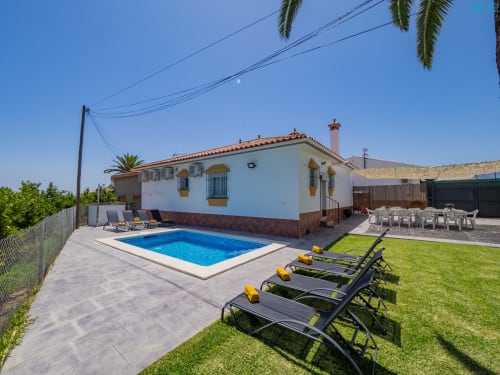 Villa loft Alhaurín con piscina privada, tumbonas, jardín cuidado y zona de comedor en patio