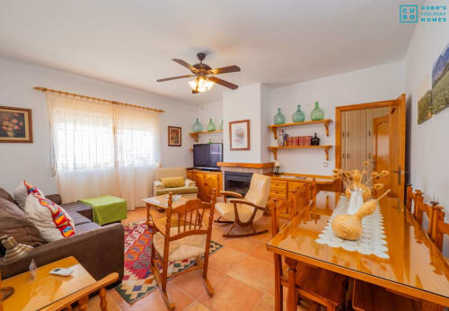 Amplio salón en la villa Riad de Maruchi, Alhaurín, con muebles de madera, azulejos de terracota y comodidades modernas