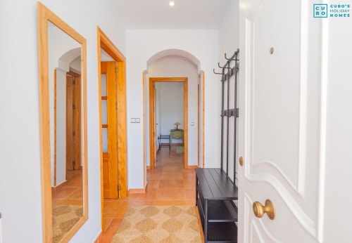 Pasillo moderno con puertas de madera y azulejos de terracota en Alhaurín Loft City Center, paredes blancas
