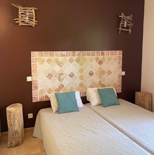 Chambre moderne de l'hôtel Vista D'oro à Monacia d'Aullène avec lits jumeaux, oreillers bleu-vert et tête de lit décorée de carreaux